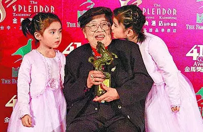 還記得「阿匹婆」嗎?她勇敢面對肺癌,在睡夢中走完92歲「戲夢人生」,一生充滿色彩…