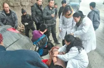 婚禮前新娘車禍身亡,男子堅持結婚,瞅見婚車下來的人,全場沸騰!