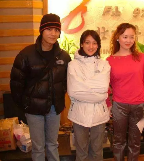 大明星「5張欲哭無淚合影照」!女神顏值慘被路人粉絲比下去!第4張Angelababy慘變路人甲!
