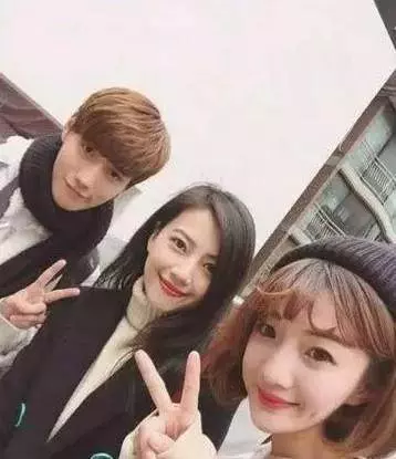 大明星「5張欲哭無淚合影照」!女神顏值慘被路人粉絲比下去!第4張Angelababy慘變路人甲!