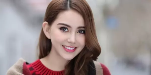 昆凌蹲地玩模型!領口太低「正對鏡頭掉出」超誘惑!網友羞:周董氣炸了!