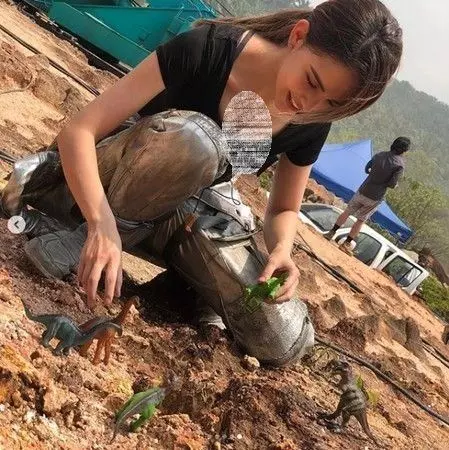 昆凌蹲地玩模型!領口太低「正對鏡頭掉出」超誘惑!網友羞:周董氣炸了!