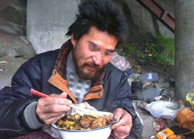 善良女學生每天為流浪漢帶剩飯,一年後流浪漢送她一張銀行卡消失,女孩查了餘額打了110!