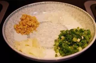媽媽的配方,沒有比這更好吃的肉燥飯了。做給孩子吃,一碗不夠