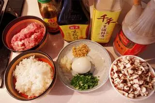 媽媽的配方,沒有比這更好吃的肉燥飯了。做給孩子吃,一碗不夠