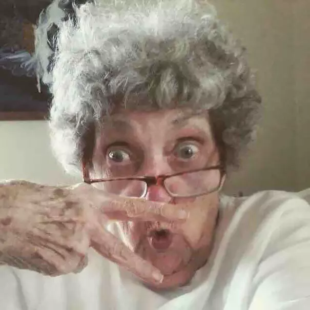 27張爆笑照片證明「阿嬤才是全世界最蝦趴的人」! 97歲奶奶「超狂慶生方式」潮到年輕人都尖叫