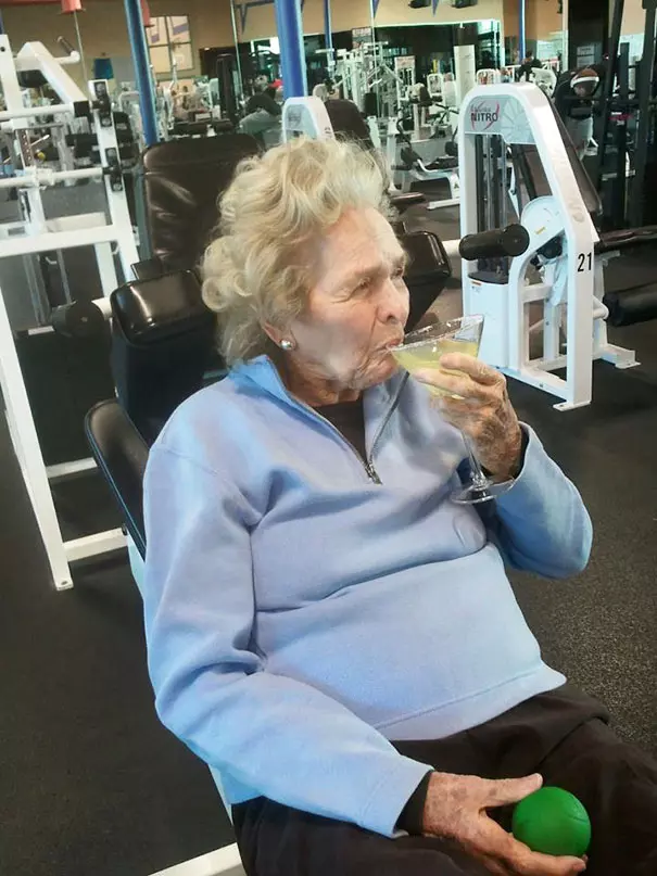 27張爆笑照片證明「阿嬤才是全世界最蝦趴的人」! 97歲奶奶「超狂慶生方式」潮到年輕人都尖叫
