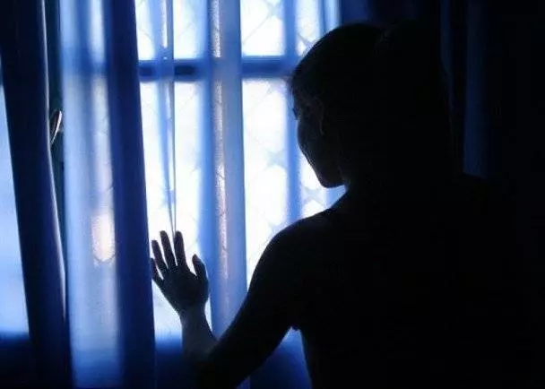 馬勞以按摩為名壓制女傭,接著不顧對方反抗而硬上了她!