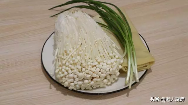 1把金針菇,2張豆腐皮,一卷一燒,簡單又美味,吃不膩