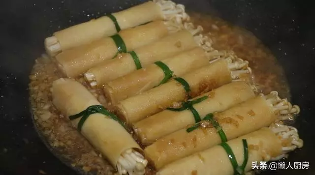 1把金針菇,2張豆腐皮,一卷一燒,簡單又美味,吃不膩