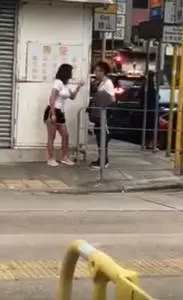 【我很生氣!】男友疑似多次劈腿, 女友一氣之下當街『寬衣解帶』