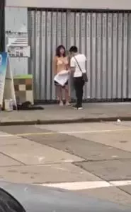 【我很生氣!】男友疑似多次劈腿, 女友一氣之下當街『寬衣解帶』
