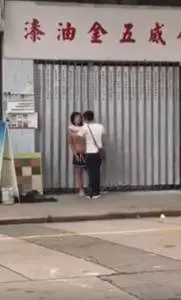 【我很生氣!】男友疑似多次劈腿, 女友一氣之下當街『寬衣解帶』