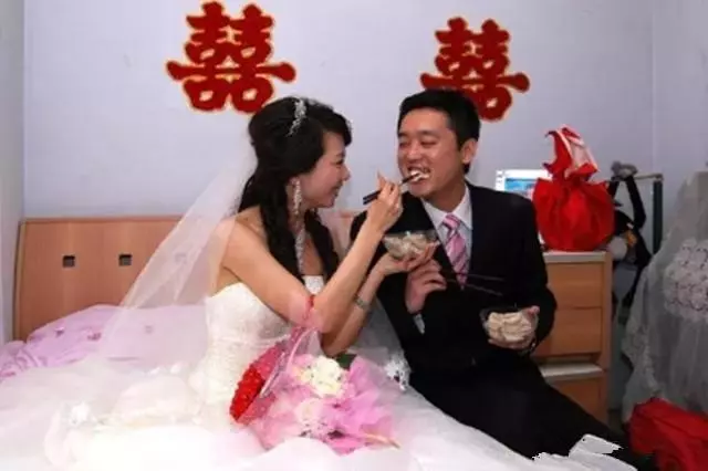 結婚八年妻子終懷孕,打電話給丈夫報喜電話忘掛,聽到對話愣住了!