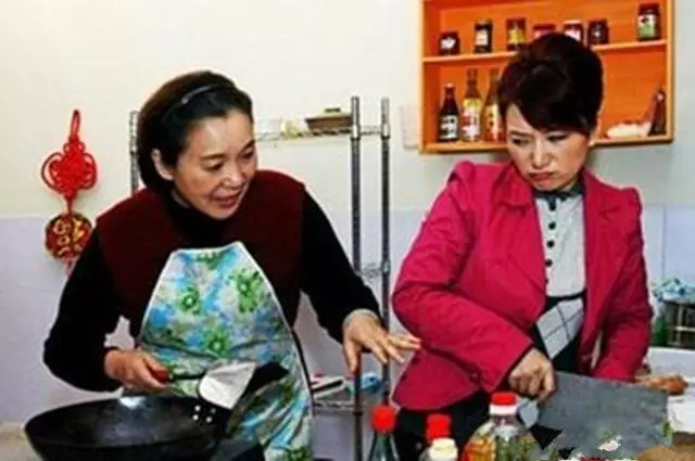 結婚八年妻子終懷孕,打電話給丈夫報喜電話忘掛,聽到對話愣住了!