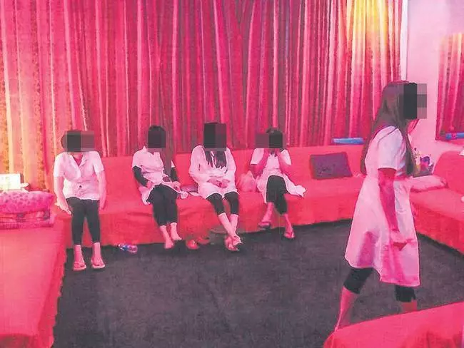 19歲學生微信認識按摩女,砸數千令吉「按」出梅毒!父母大鬧按摩院...! 卻被反嗆到沒臉見人!