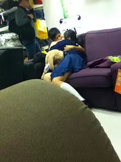 【現在的00後在幹嘛?】小學生在IKEA 親密行為根本把路人嚇壞!網友:「現在的小孩比大人還...