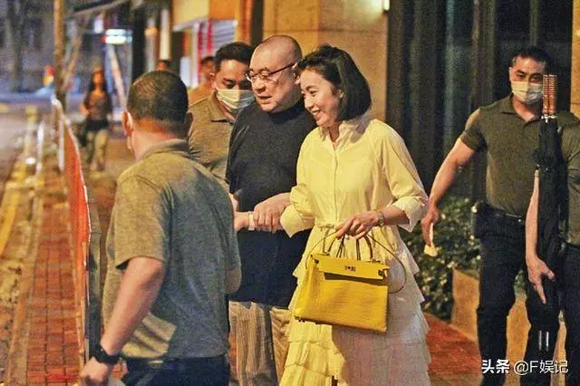 劉鑾雄長子帶子女遊玩不帶保鏢!甘比每次帶子女出行卻保鏢成群!
