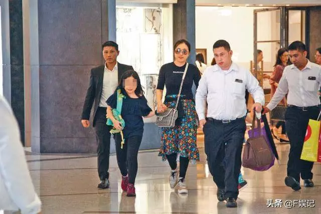 劉鑾雄長子帶子女遊玩不帶保鏢!甘比每次帶子女出行卻保鏢成群!
