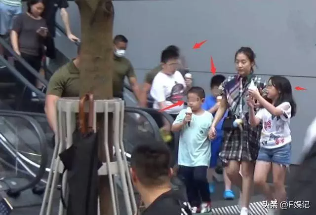 劉鑾雄長子帶子女遊玩不帶保鏢!甘比每次帶子女出行卻保鏢成群!