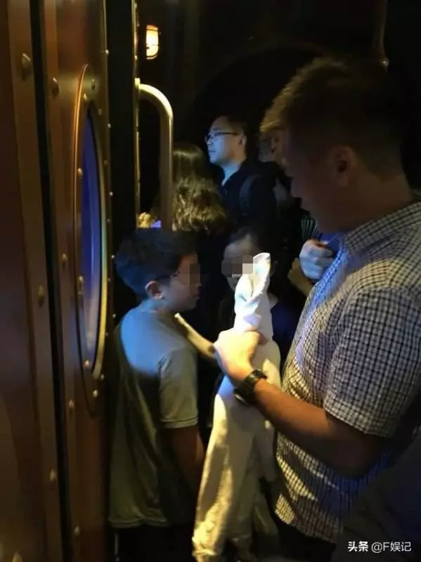 劉鑾雄長子帶子女遊玩不帶保鏢!甘比每次帶子女出行卻保鏢成群!