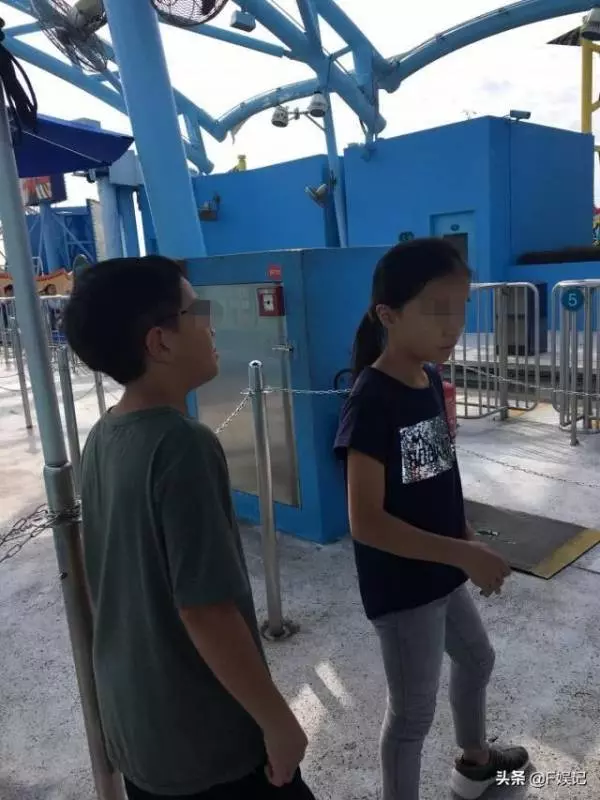 劉鑾雄長子帶子女遊玩不帶保鏢!甘比每次帶子女出行卻保鏢成群!