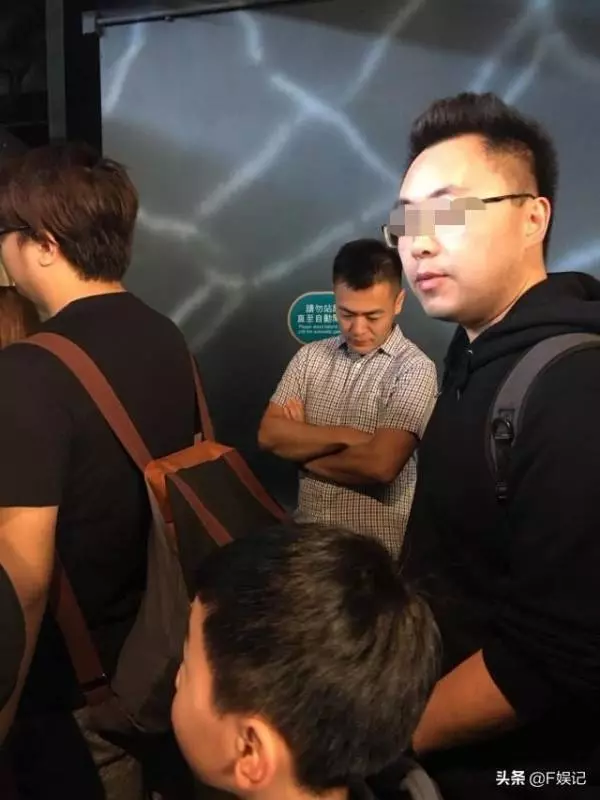 劉鑾雄長子帶子女遊玩不帶保鏢!甘比每次帶子女出行卻保鏢成群!