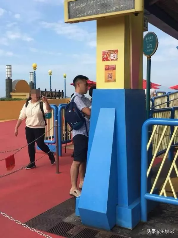 劉鑾雄長子帶子女遊玩不帶保鏢!甘比每次帶子女出行卻保鏢成群!