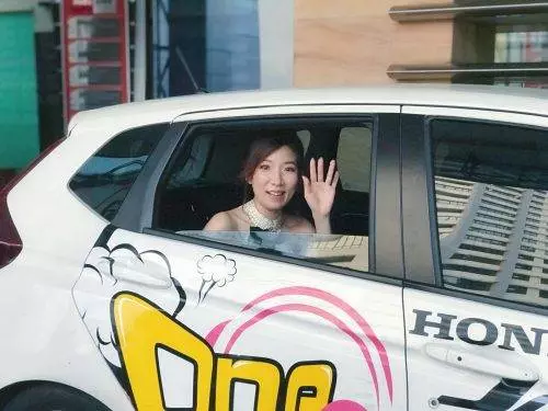 【全球最拼新娘!】OneFM DJ Angeline結婚當日還在上班,穿著婚紗一邊OnAir一邊化妝!
