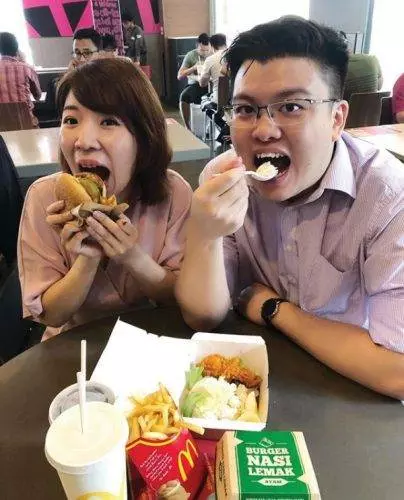 【全球最拼新娘!】OneFM DJ Angeline結婚當日還在上班,穿著婚紗一邊OnAir一邊化妝!