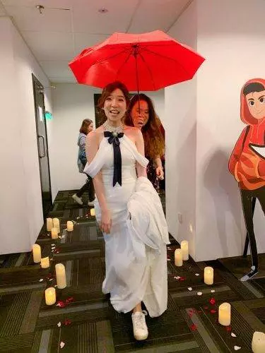 【全球最拼新娘!】OneFM DJ Angeline結婚當日還在上班,穿著婚紗一邊OnAir一邊化妝!