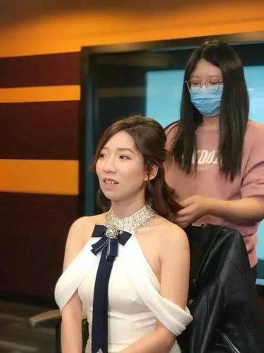 【全球最拼新娘!】OneFM DJ Angeline結婚當日還在上班,穿著婚紗一邊OnAir一邊化妝!