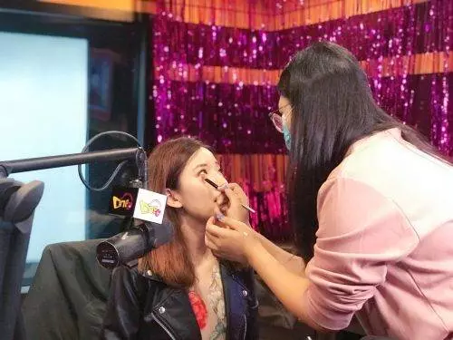【全球最拼新娘!】OneFM DJ Angeline結婚當日還在上班,穿著婚紗一邊OnAir一邊化妝!
