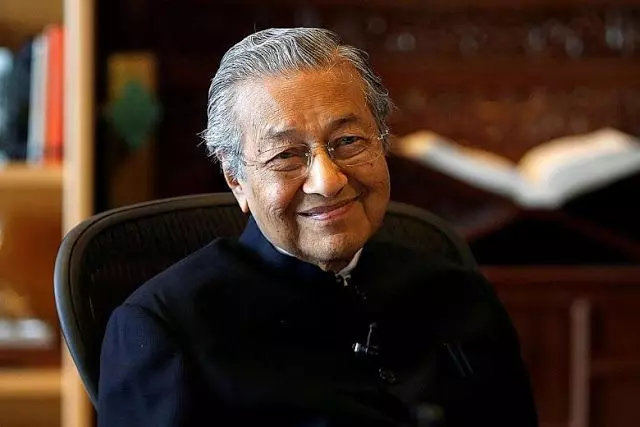 首相爆出征收「汽水稅」正正的用處了!小學生們有福了!