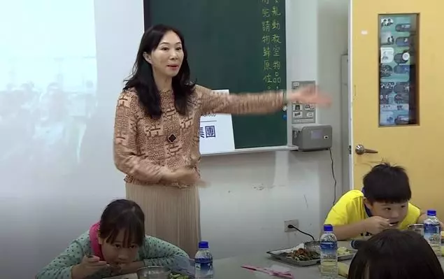 李佳芬關懷偏鄉學童 談韓未來長嘆連連