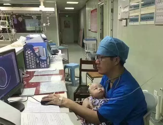 住院寶寶哭不停,護理師忙不過來… 左手「吊點滴」加班的醫生伸出最暖右手