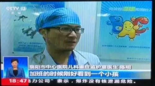住院寶寶哭不停,護理師忙不過來… 左手「吊點滴」加班的醫生伸出最暖右手