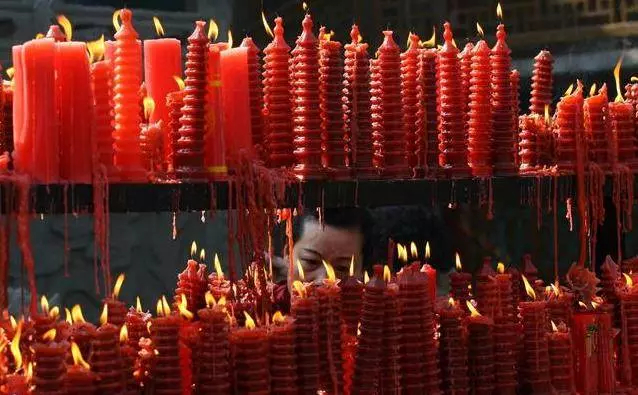 香灰是白色、頻頻落下、相互纏繞,大吉;這種情況,可能是你家中有陰靈