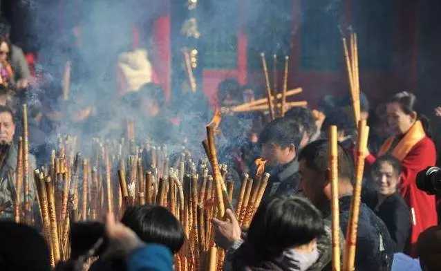 香灰是白色、頻頻落下、相互纏繞,大吉;這種情況,可能是你家中有陰靈