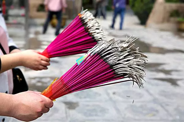 香灰是白色、頻頻落下、相互纏繞,大吉;這種情況,可能是你家中有陰靈