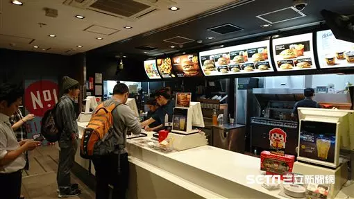 工程師穿工作服到麥當勞被嗆「英文不好才當工人」,結果他一句話「霸氣反擊」讓對方超傻眼!