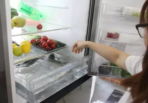 婆婆總來蹭飯吃,兒媳特別反感,做飯時打開冰箱,兒媳淚目