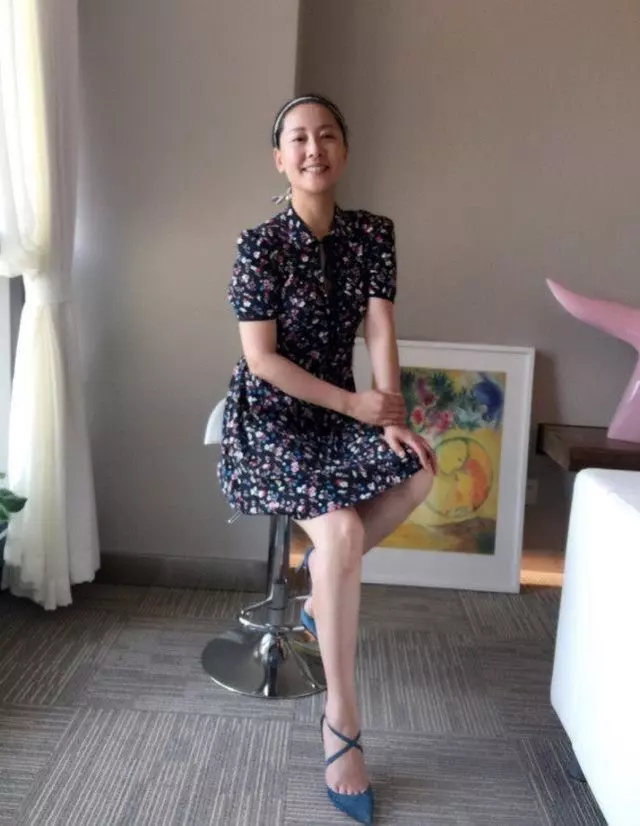 嫁大9歲光頭老公,不能生育獨寵20年,44歲氣質依舊