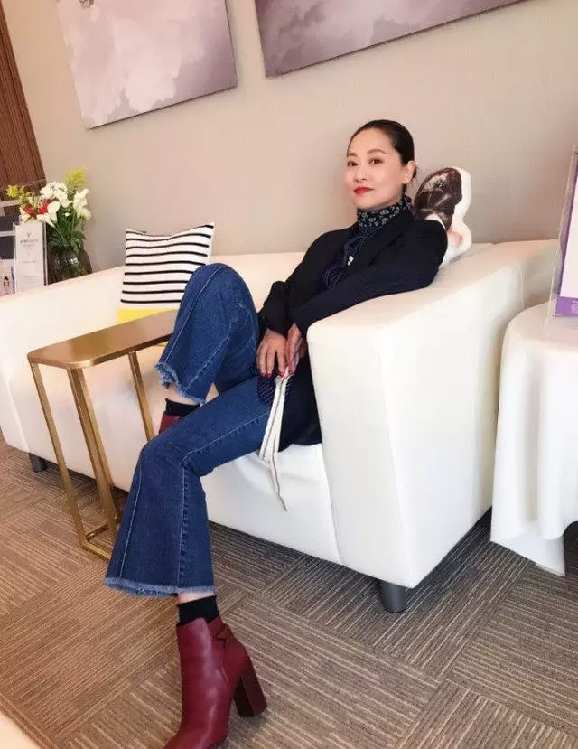嫁大9歲光頭老公,不能生育獨寵20年,44歲氣質依舊