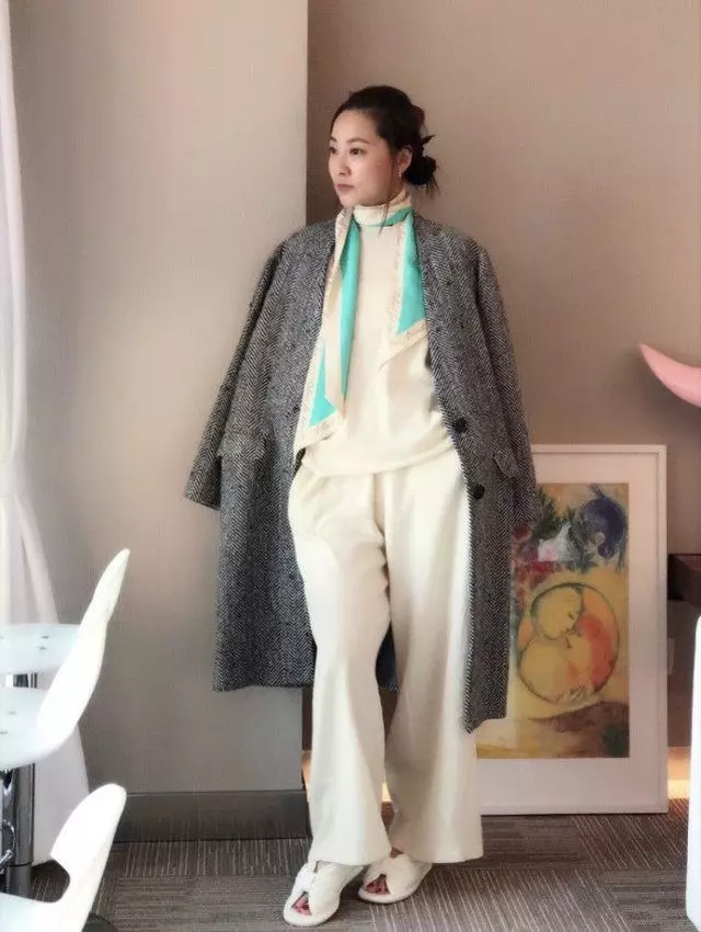 嫁大9歲光頭老公,不能生育獨寵20年,44歲氣質依舊