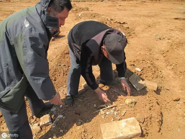 留守老人死在家中半月無人知,老人下葬後兒女的表現惹怒了蒼天