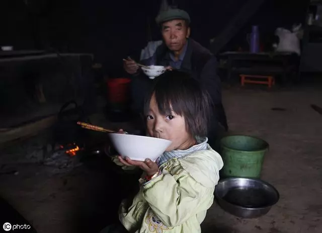 留守老人死在家中半月無人知,老人下葬後兒女的表現惹怒了蒼天