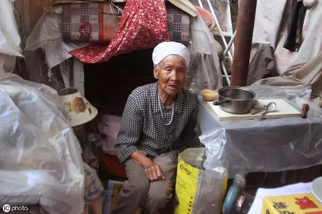 老人的兩個兒子雙雙癱瘓在床,鄰居卻說是老天開了眼