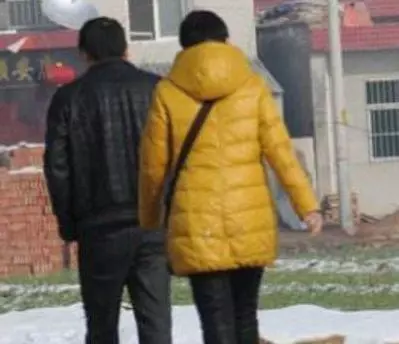 女子救回受傷的小乞丐,三天後被丈夫打死,警察獎勵十萬