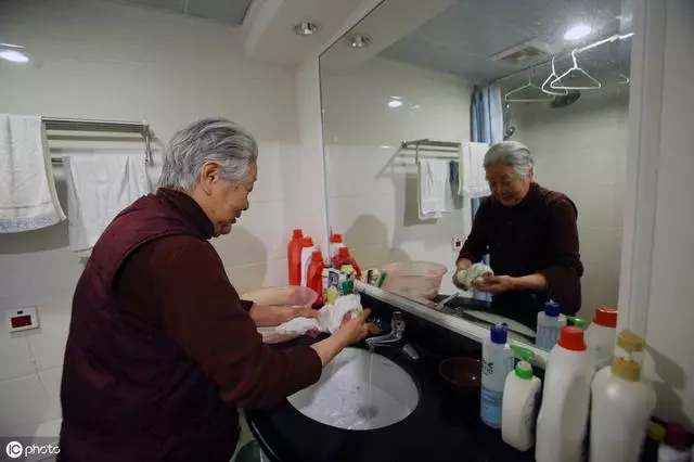 留守老人照顧癱瘓哥哥十二年,哥哥病重後說出的秘密讓老人寒了心